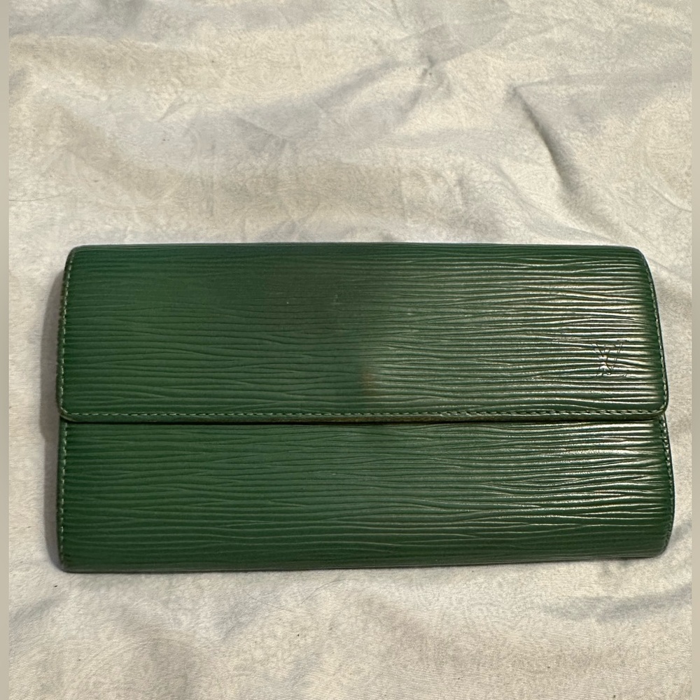 Pre-loved Epi LV vintage wallet